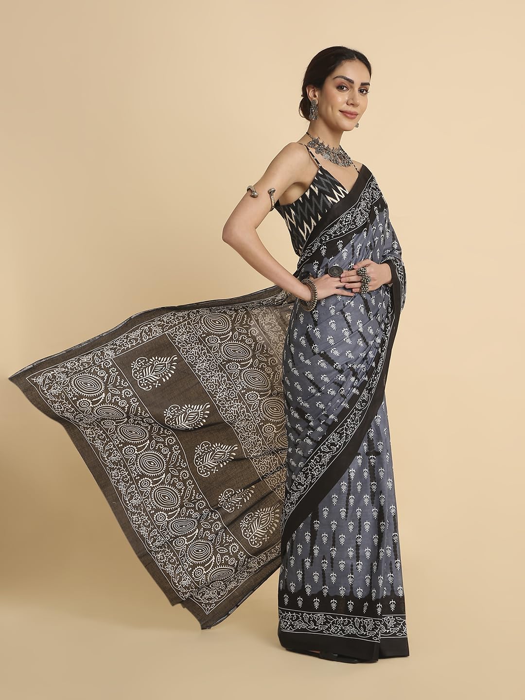 Vasthrlay Printed Saree in Classic with refined ethnic ethnic appeal