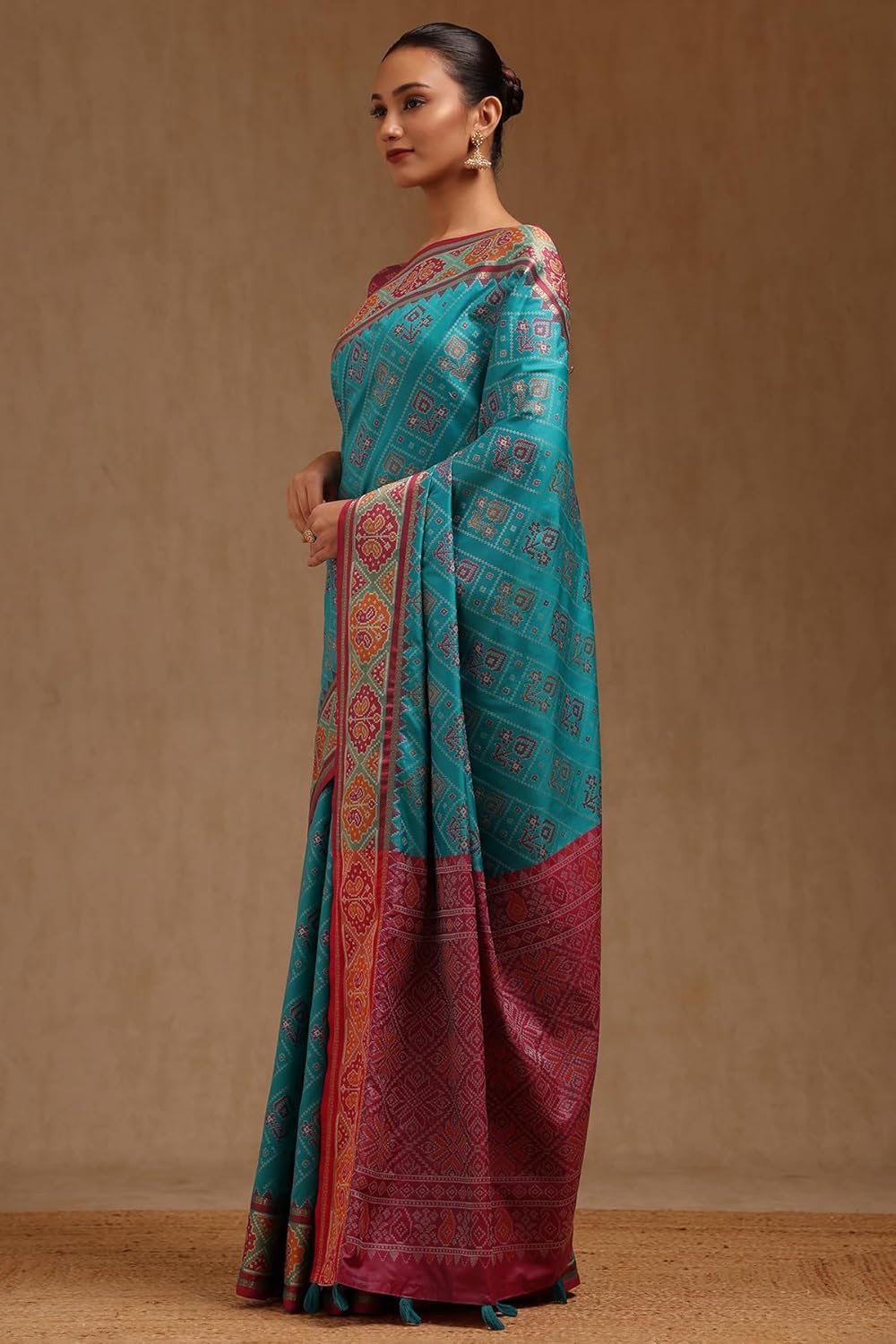 Vasthrlay Ethnic Classic Saree with decorative Woven design