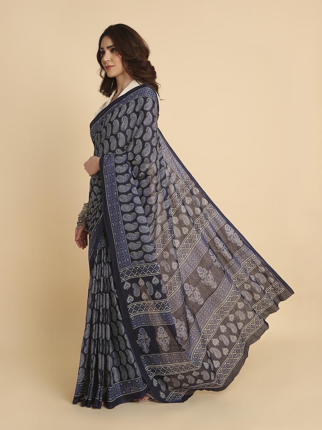 Vasthrlay Printed Saree in Classic with refined ethnic ethnic appeal