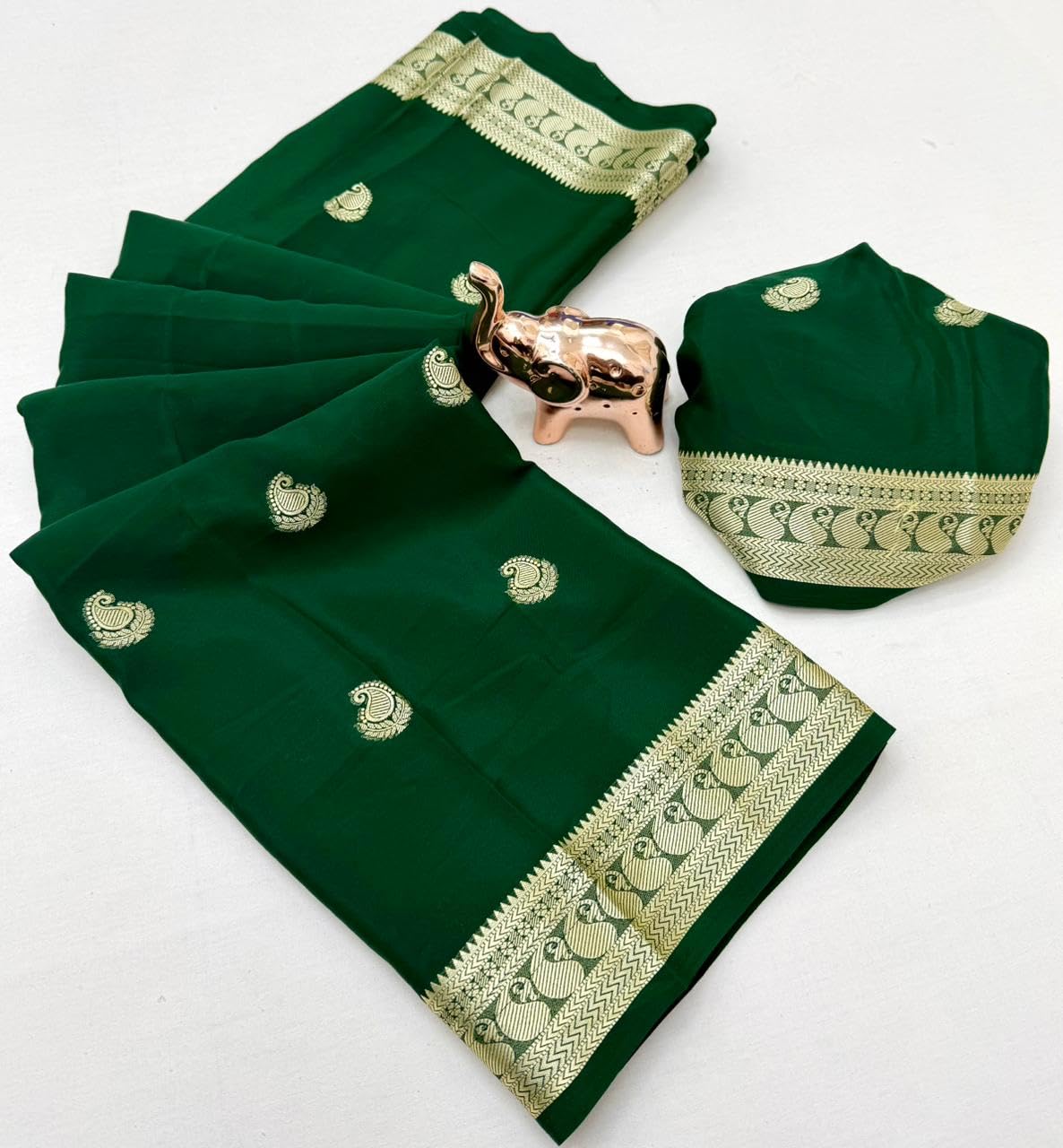 Vasthrlay Ethnic Classic Saree with decorative Weaving design