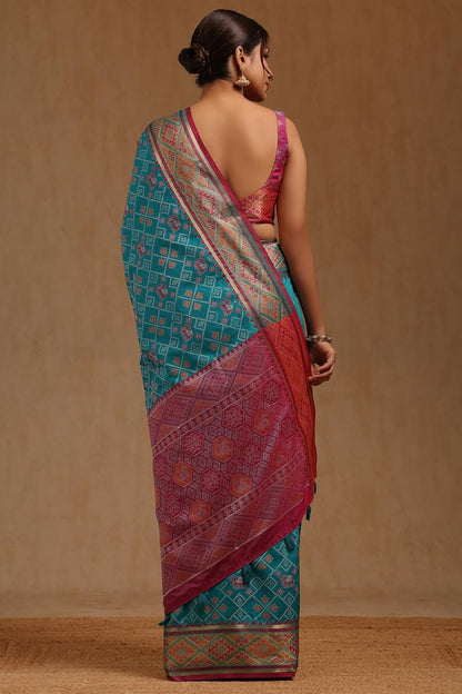 Vasthrlay Light Green Traditional Saree for wedding and party wear styling
