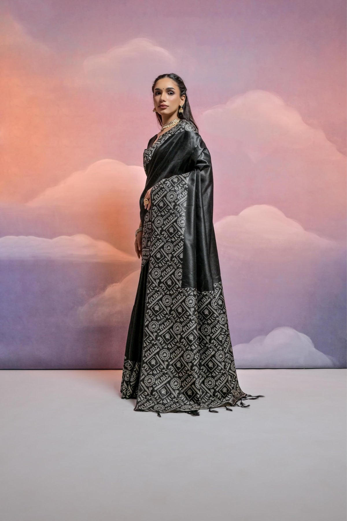 Vasthrlay Ethnic Classic Saree with decorative Kalamkari design