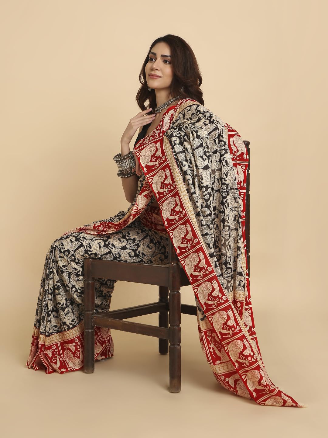 Vasthrlay Ethnic Classic Saree with decorative printed design