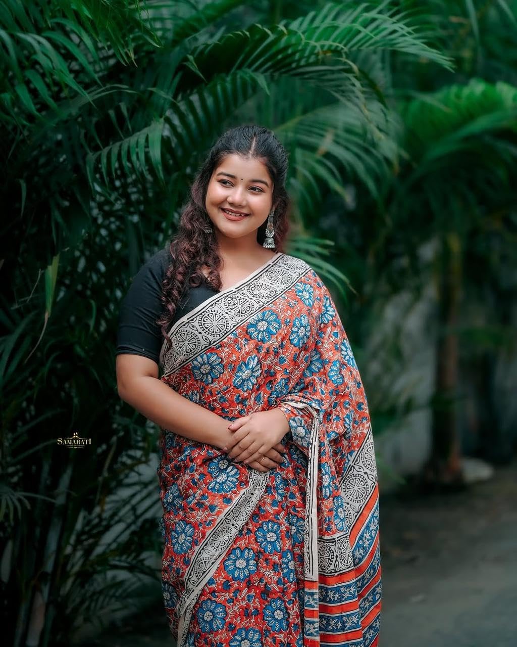 Vasthrlay Ethnic Classic Saree with decorative Traditional design