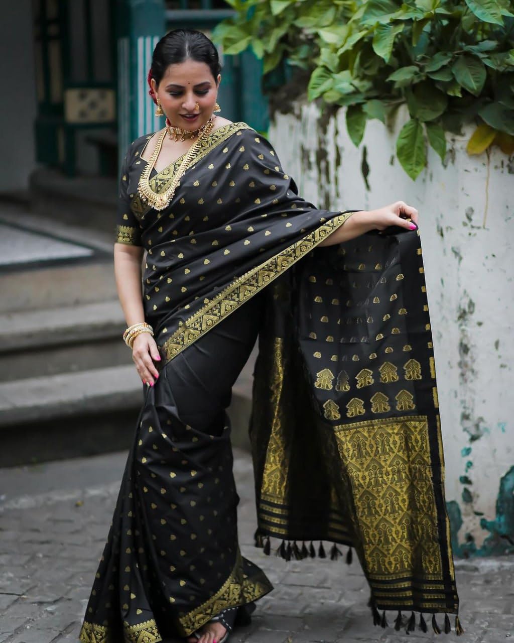 Vasthrlay Kanjivaram Classic Saree with decorative traditional design