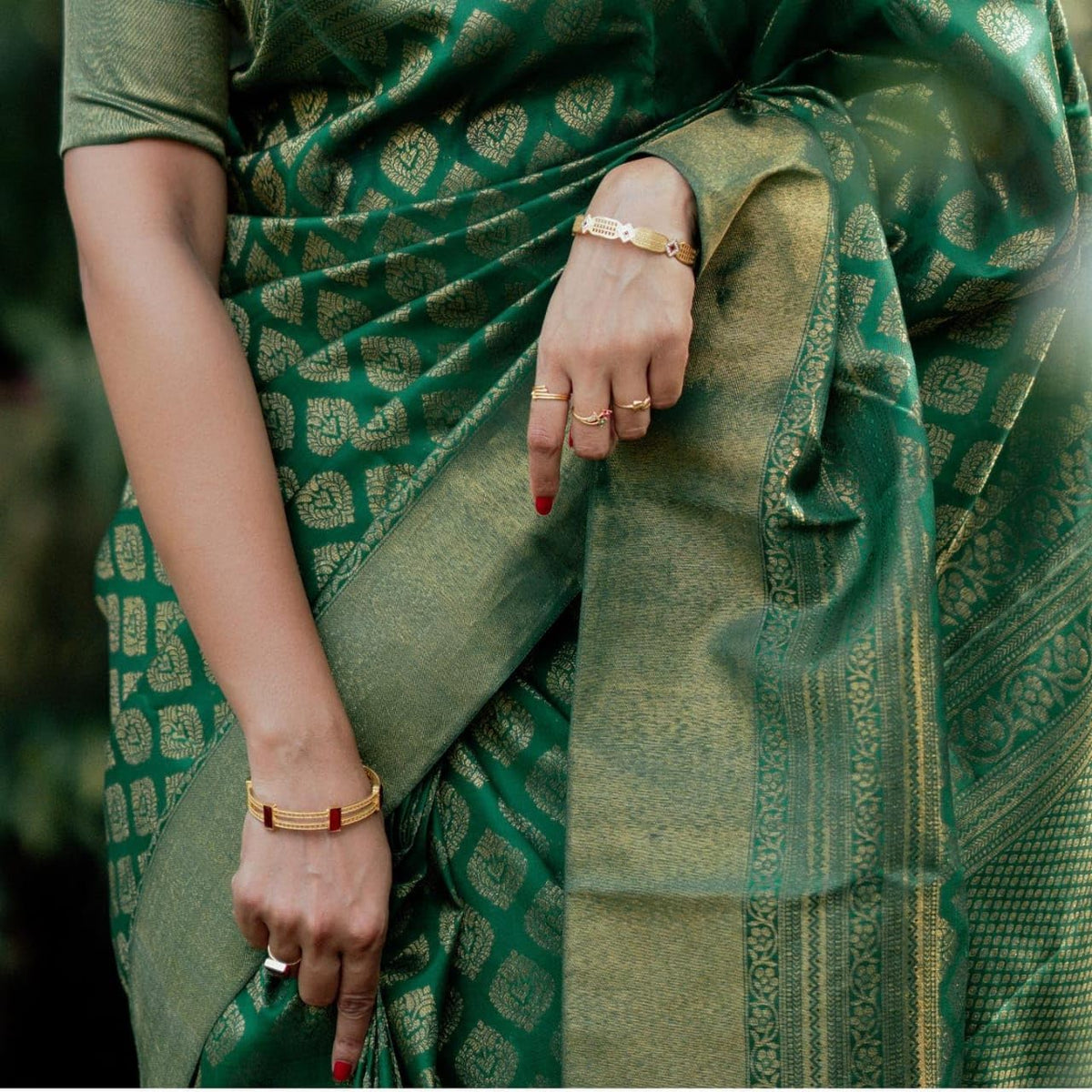 Vasthrlay Traditional Saree in Classic with refined kanjivaram ethnic appeal