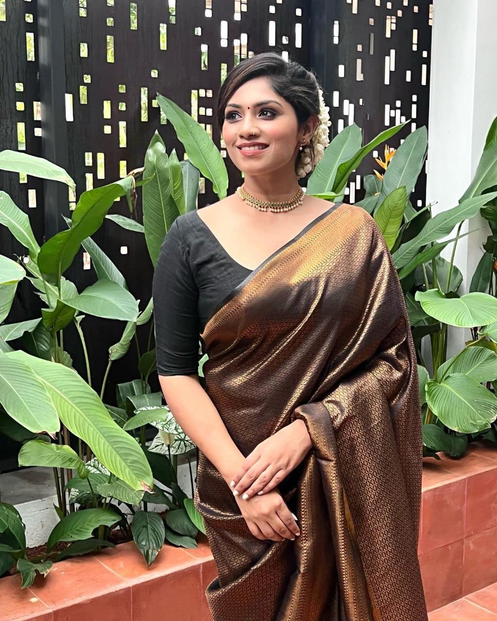 Vasthrlay Classic Border Saree with elegant banarasi styling