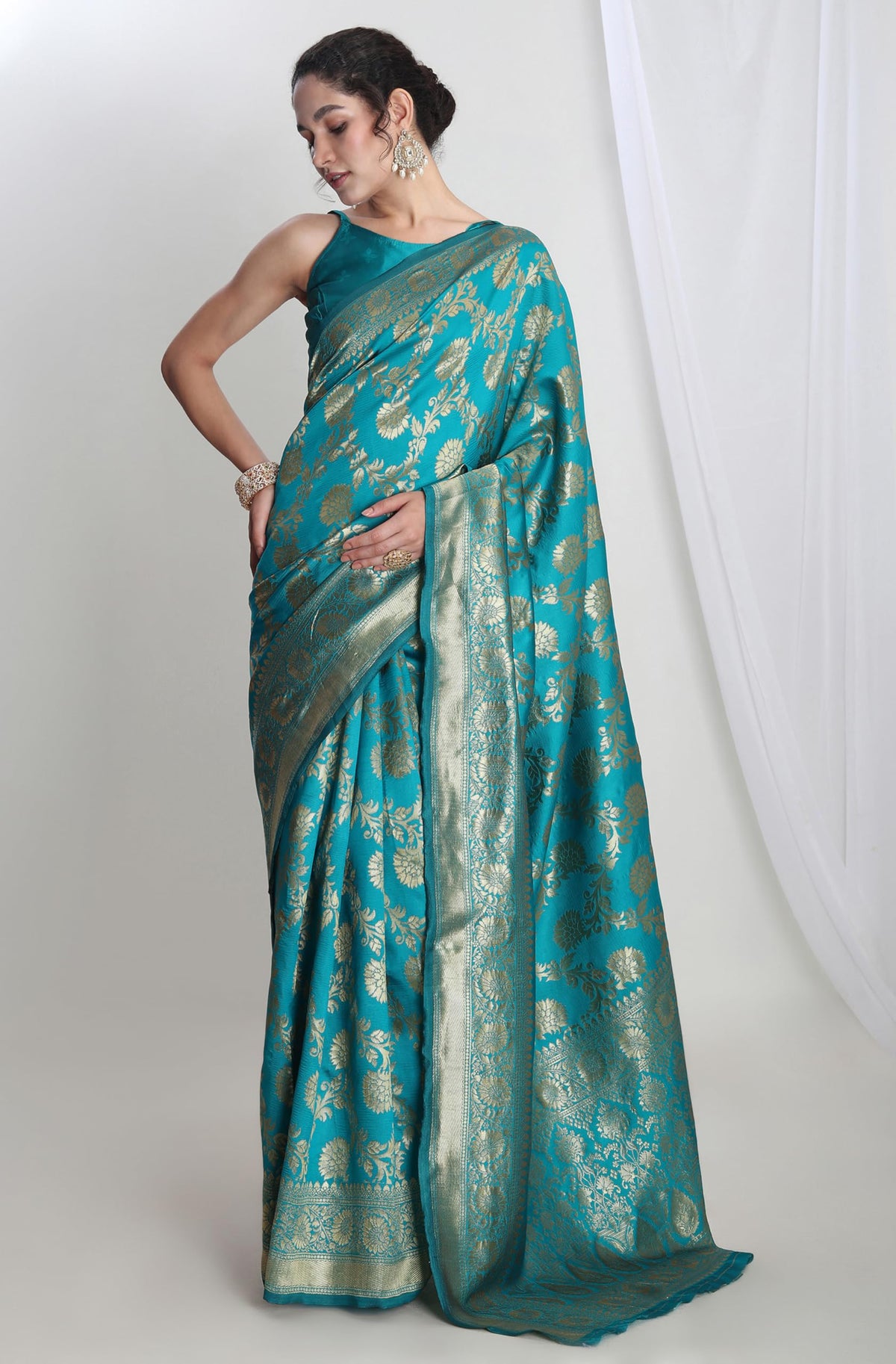 Vasthrlay Floral Saree in Classic with refined jacquard ethnic appeal