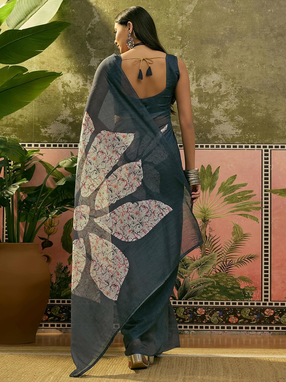 Vasthrlay Ethnic White Saree with decorative printed design