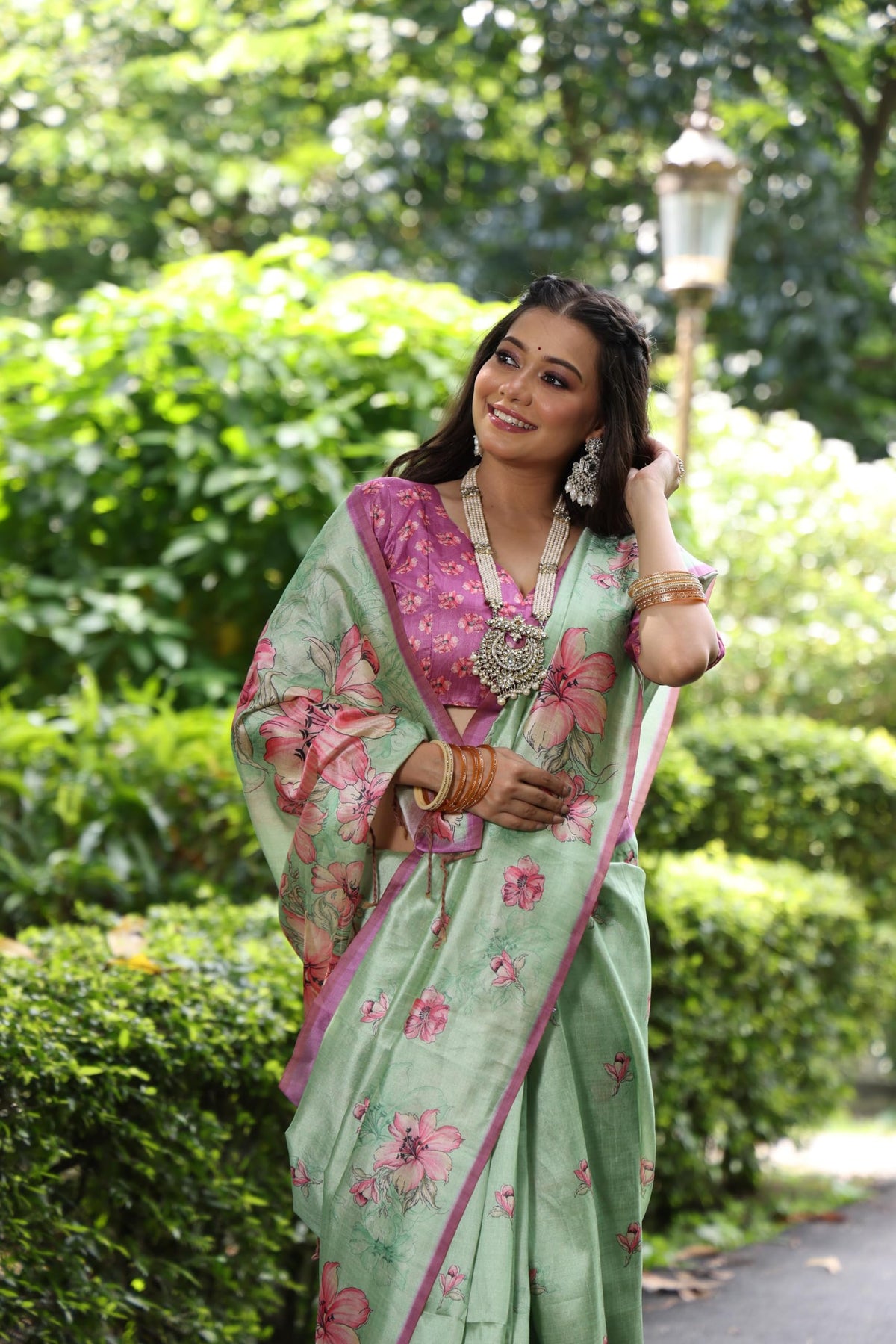 Vasthrlay Ethnic Classic Saree with decorative Traditional design