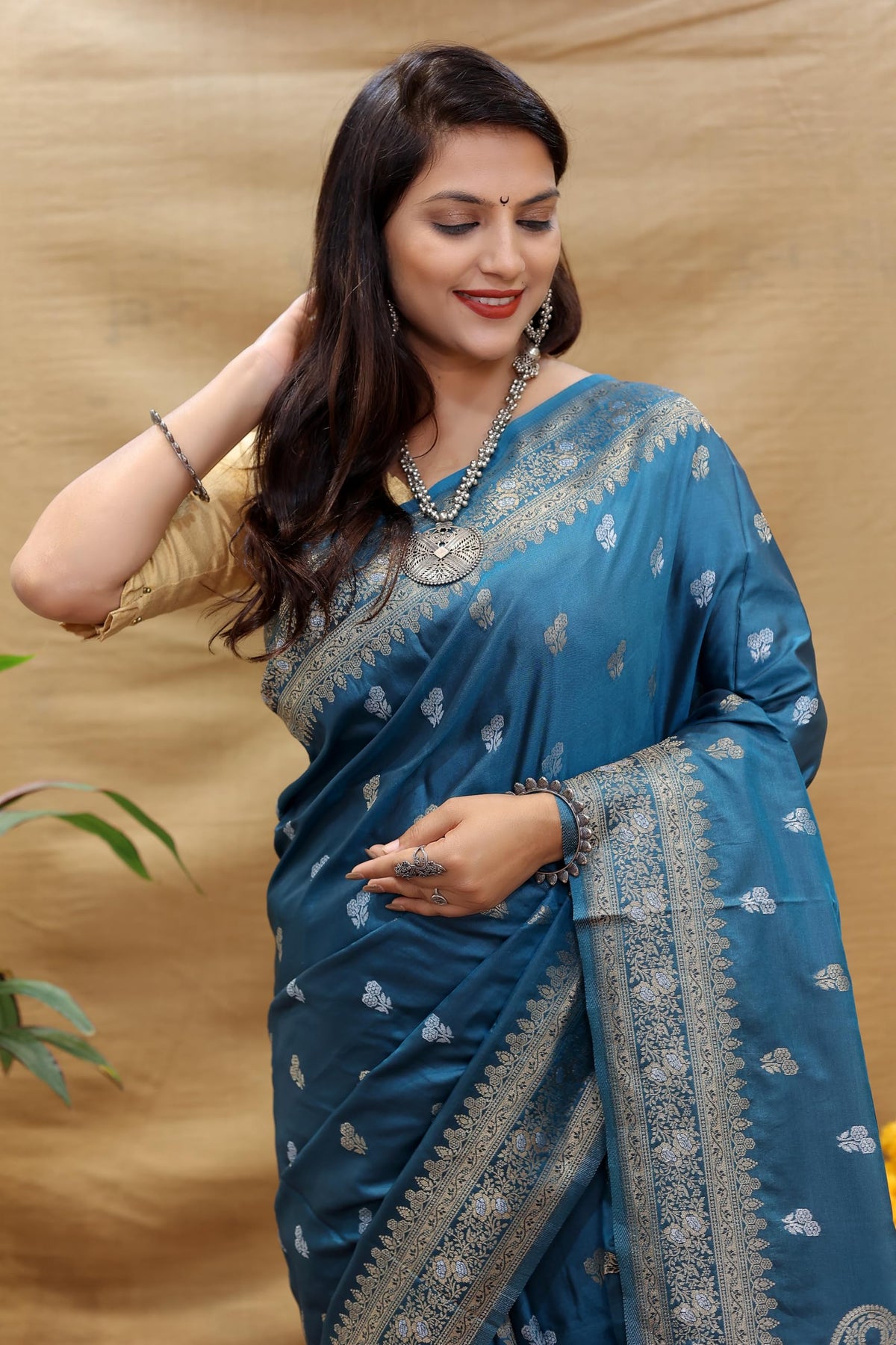 Vasthrlay Traditional Saree in Classic with refined kanjivaram ethnic appeal
