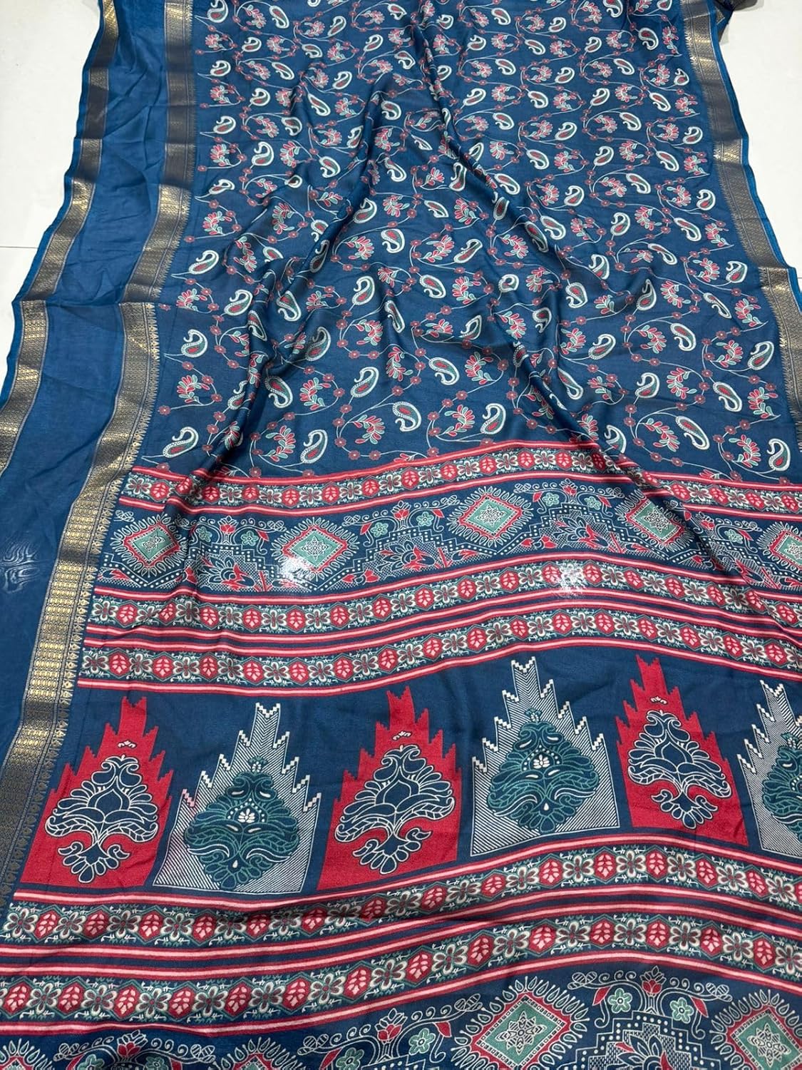 Vasthrlay Traditional Saree in Classic with refined ethnic appeal