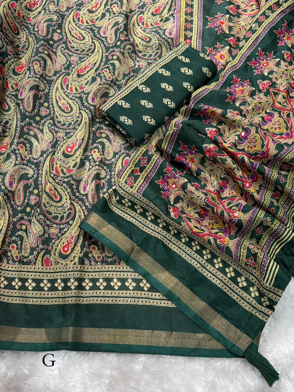 Vasthrlay Traditional Saree in Classic with refined ethnic appeal