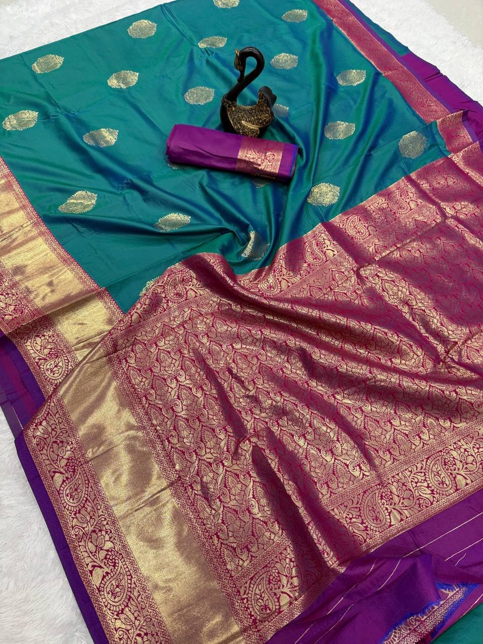 Vasthrlay Kanjivaram Classic Saree with decorative Floral design