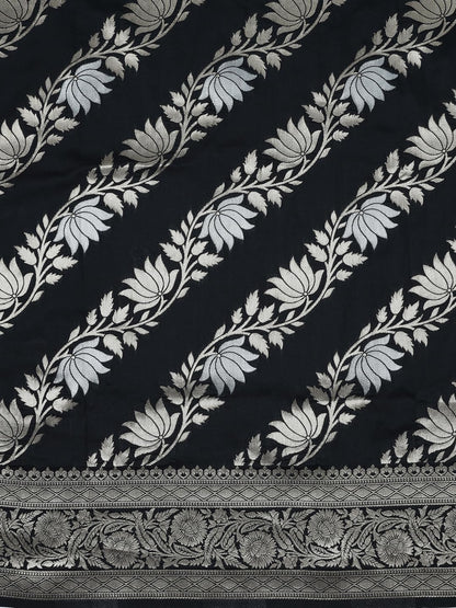 Vasthrlay Traditional Saree in Silver with refined banarasi ethnic appeal