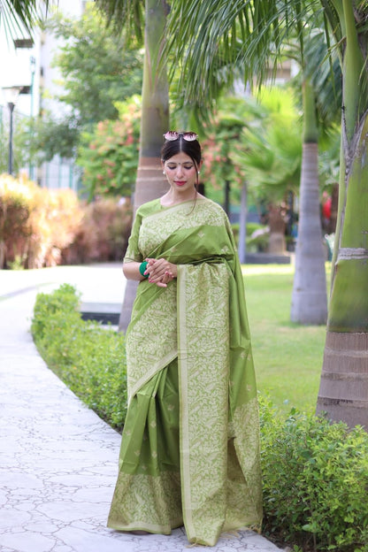 Vasthrlay Traditional Saree in Classic with refined ethnic appeal