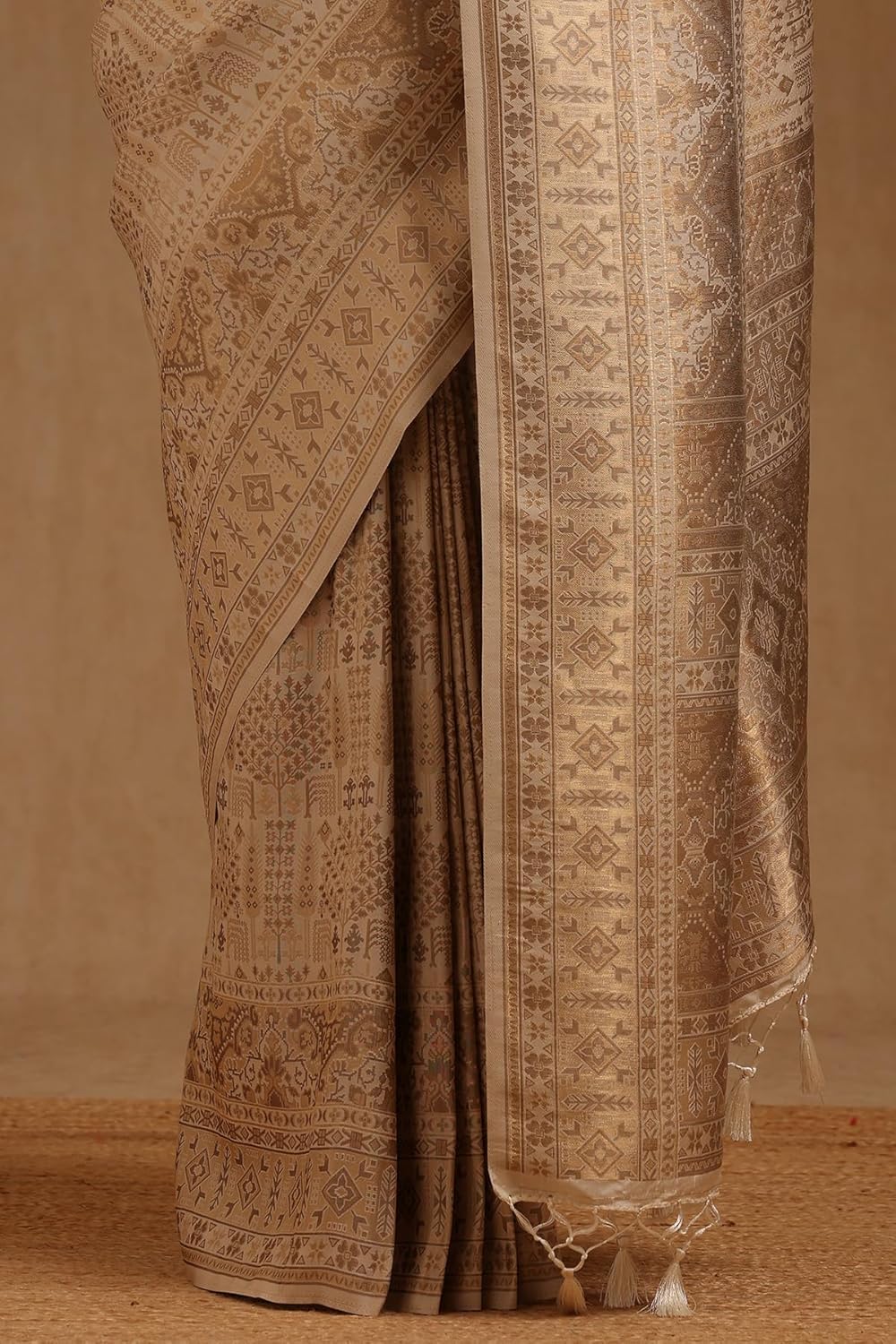 Vasthrlay Traditional Saree in Purple with refined ethnic appeal