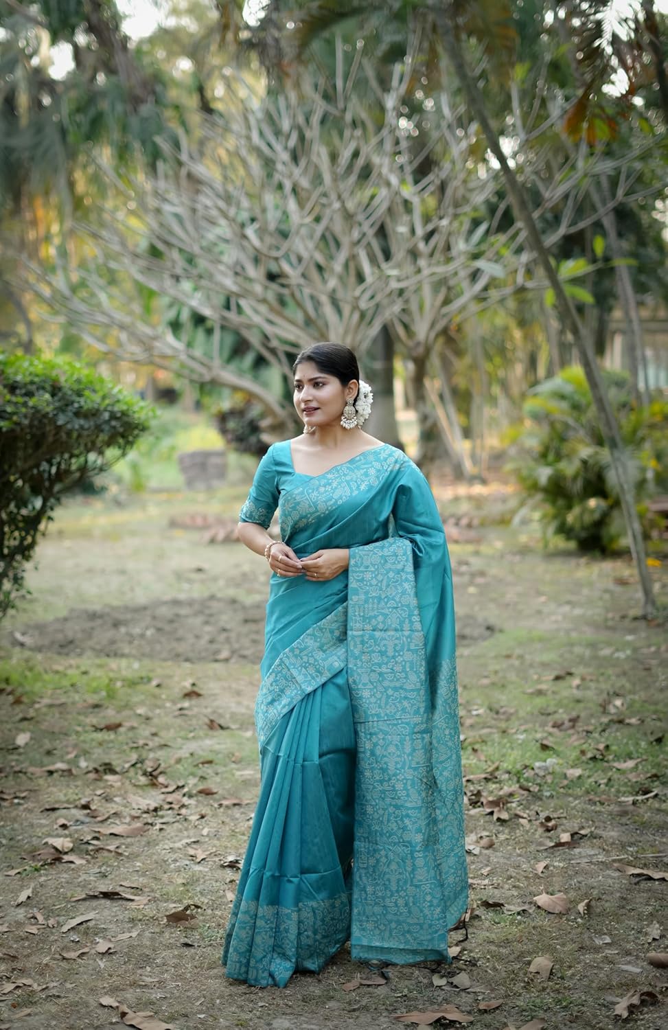 Vasthrlay Traditional Saree in Classic with refined ethnic appeal