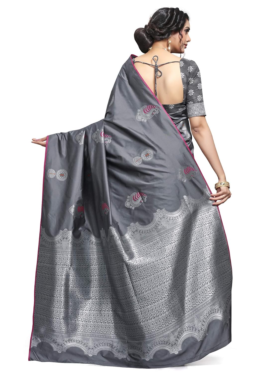 Vasthrlay Traditional Saree in Classic with refined ethnic appeal