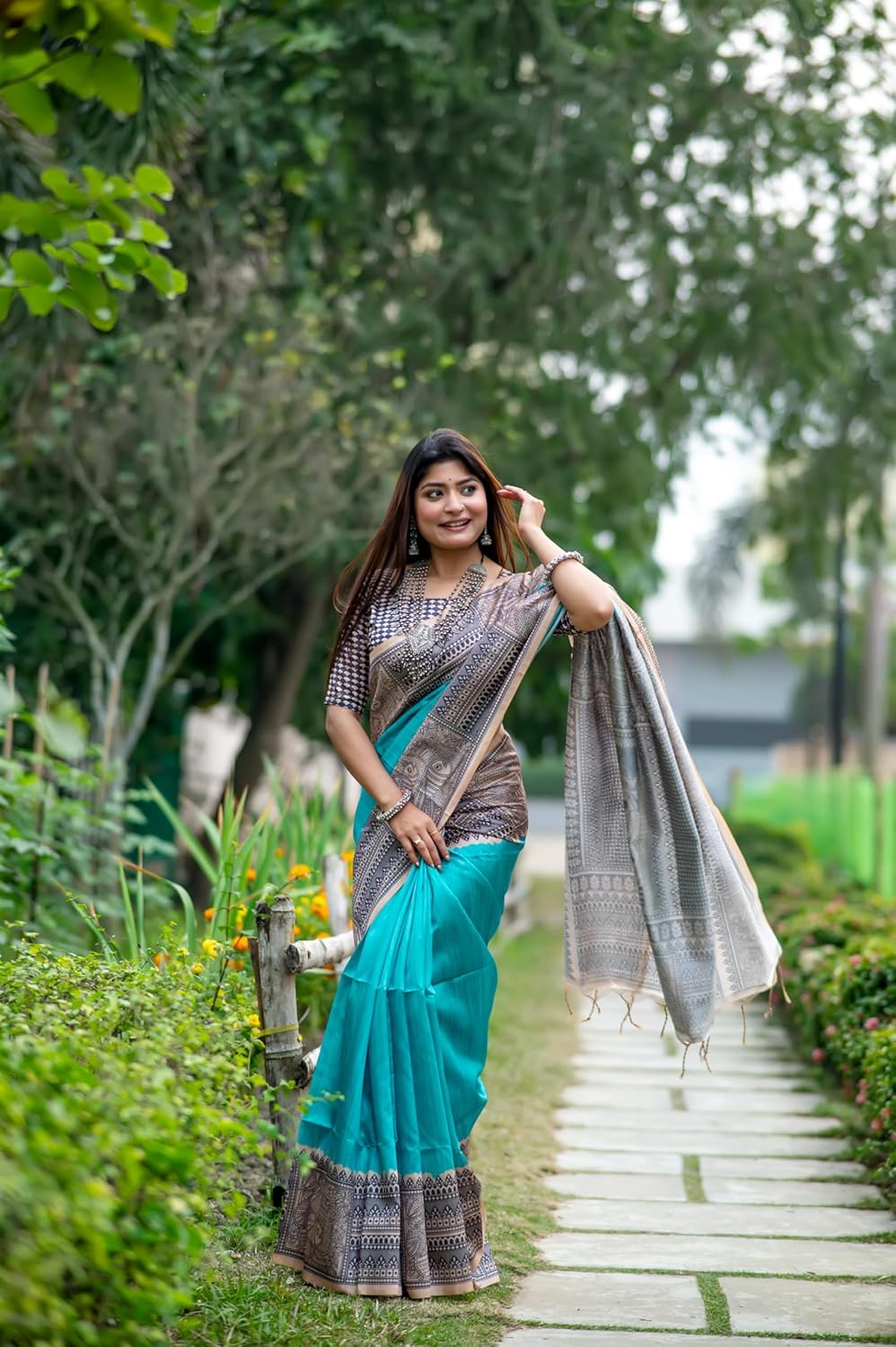 Vasthrlay Traditional Saree in Classic with refined ethnic appeal