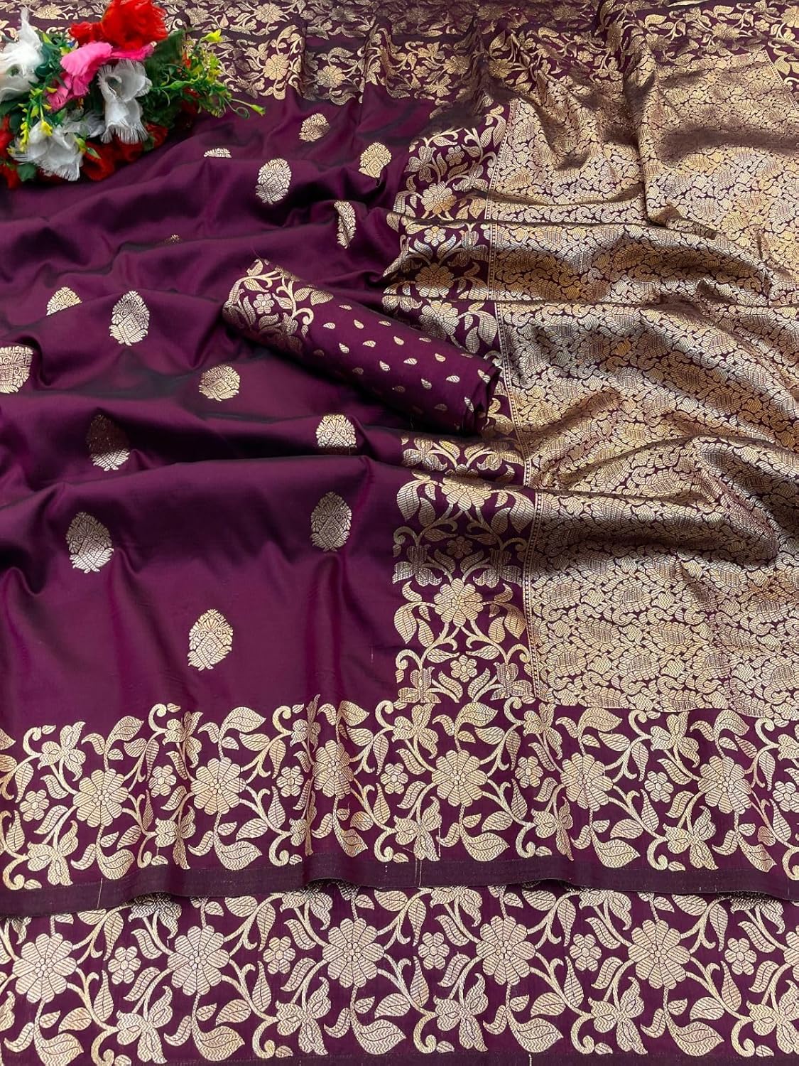 Vasthrlay Weaving Saree in Classic with refined ethnic appeal