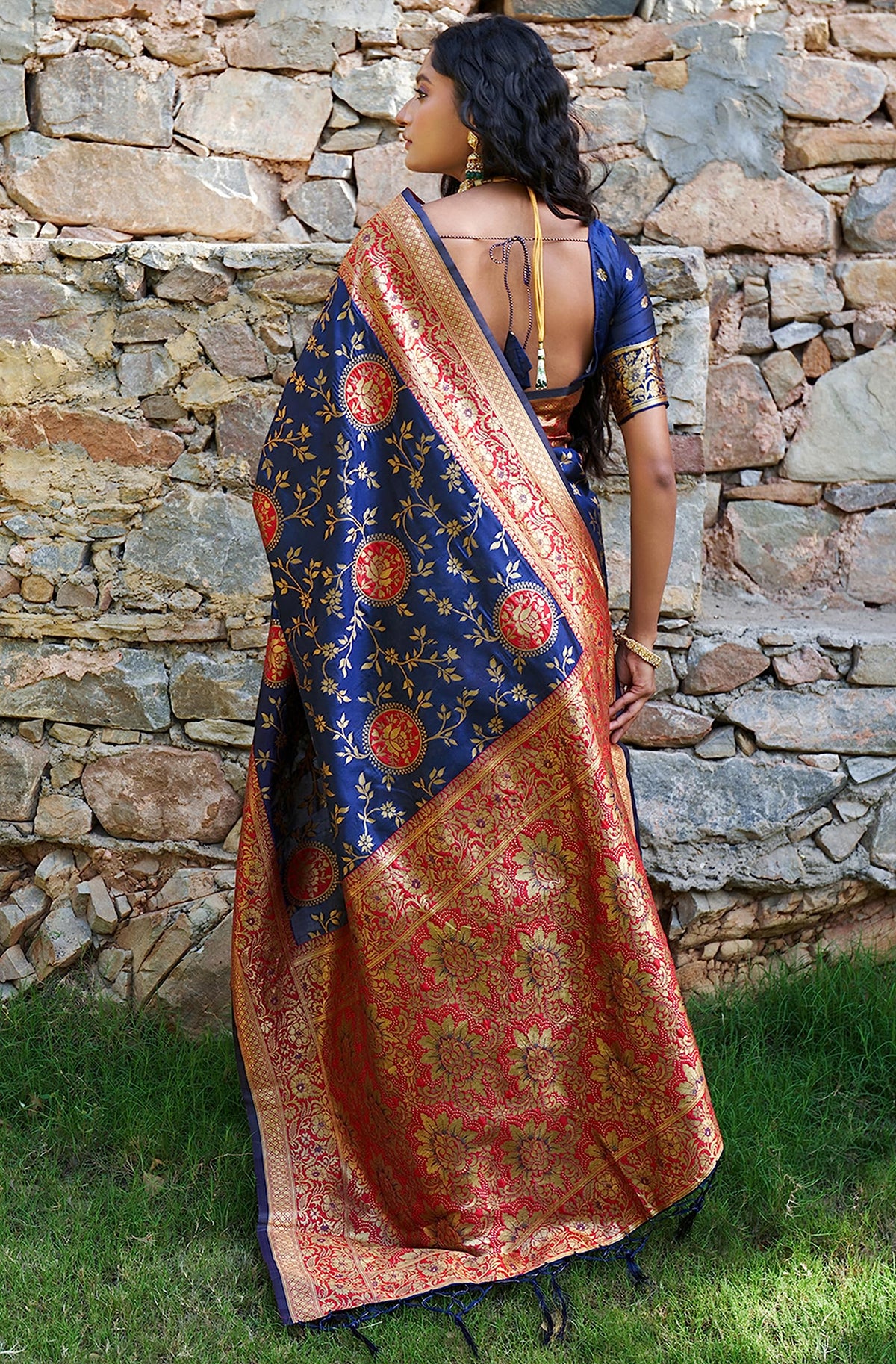Vasthrlay Traditional Saree in Classic with refined ethnic ethnic appeal