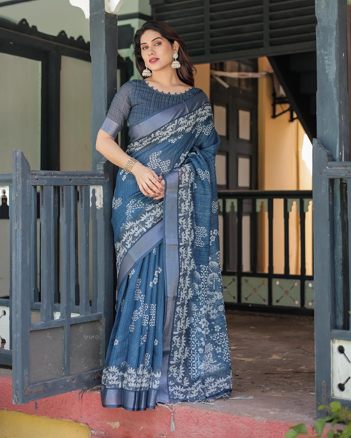 Vasthrlay Ethnic Classic Saree with decorative printed design