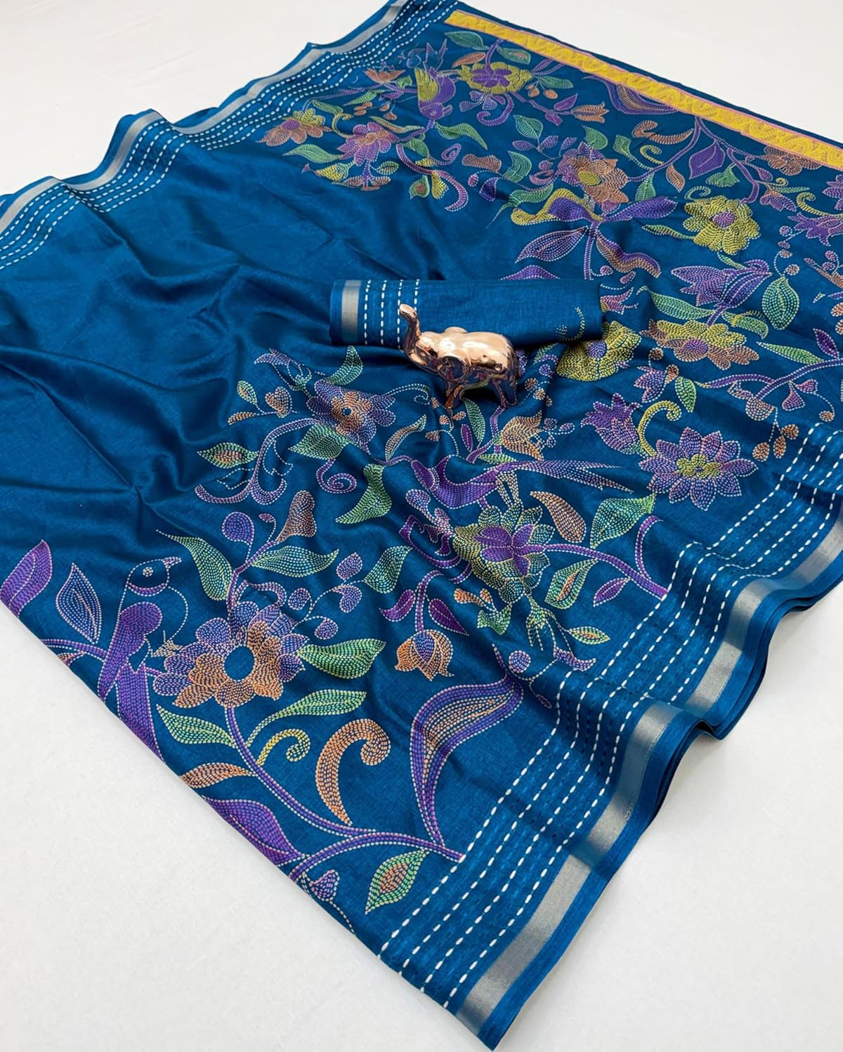 Vasthrlay Classic Traditional Saree with elegant Ethnic styling