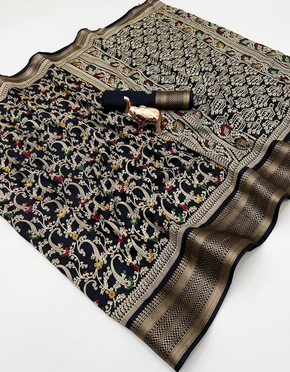 Vasthrlay Classic Printed Saree with elegant Ethnic styling