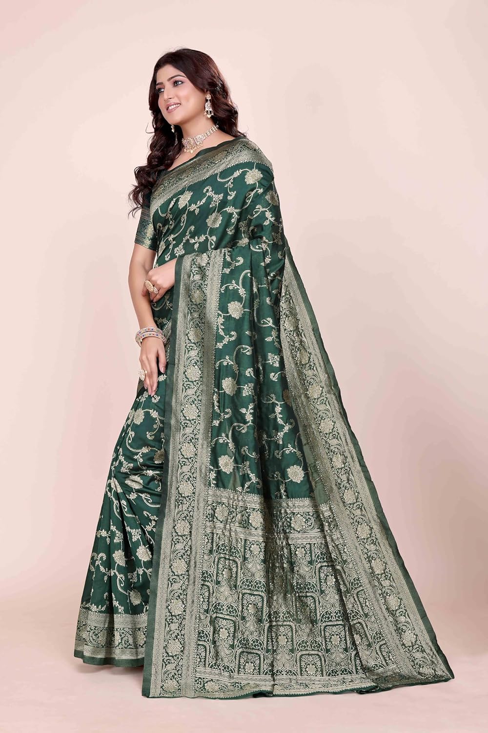 VasthrlayClassic Saree with elegant ethnic wedding styling