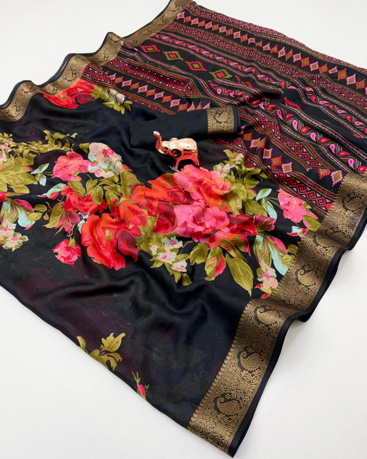Vasthrlay Classic Weaving Saree with elegant Ethnic styling