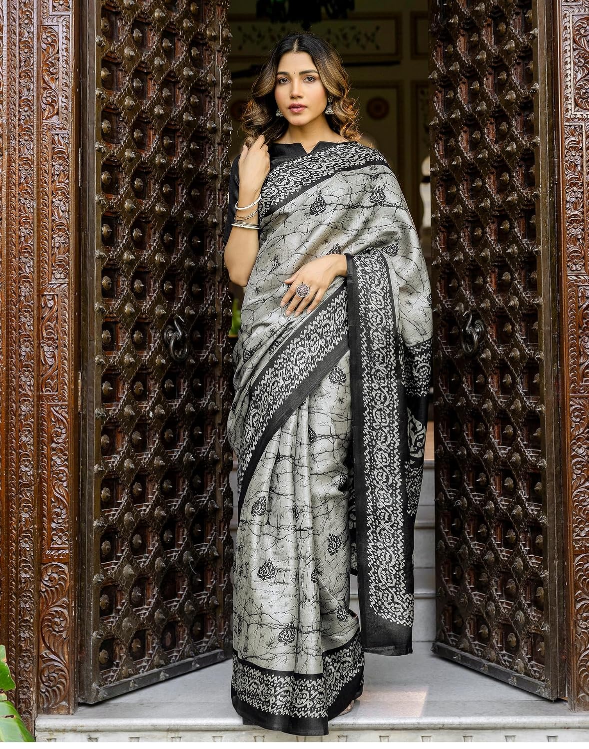 Vasthrlay Maroon saree with Printed styling and ethnic look