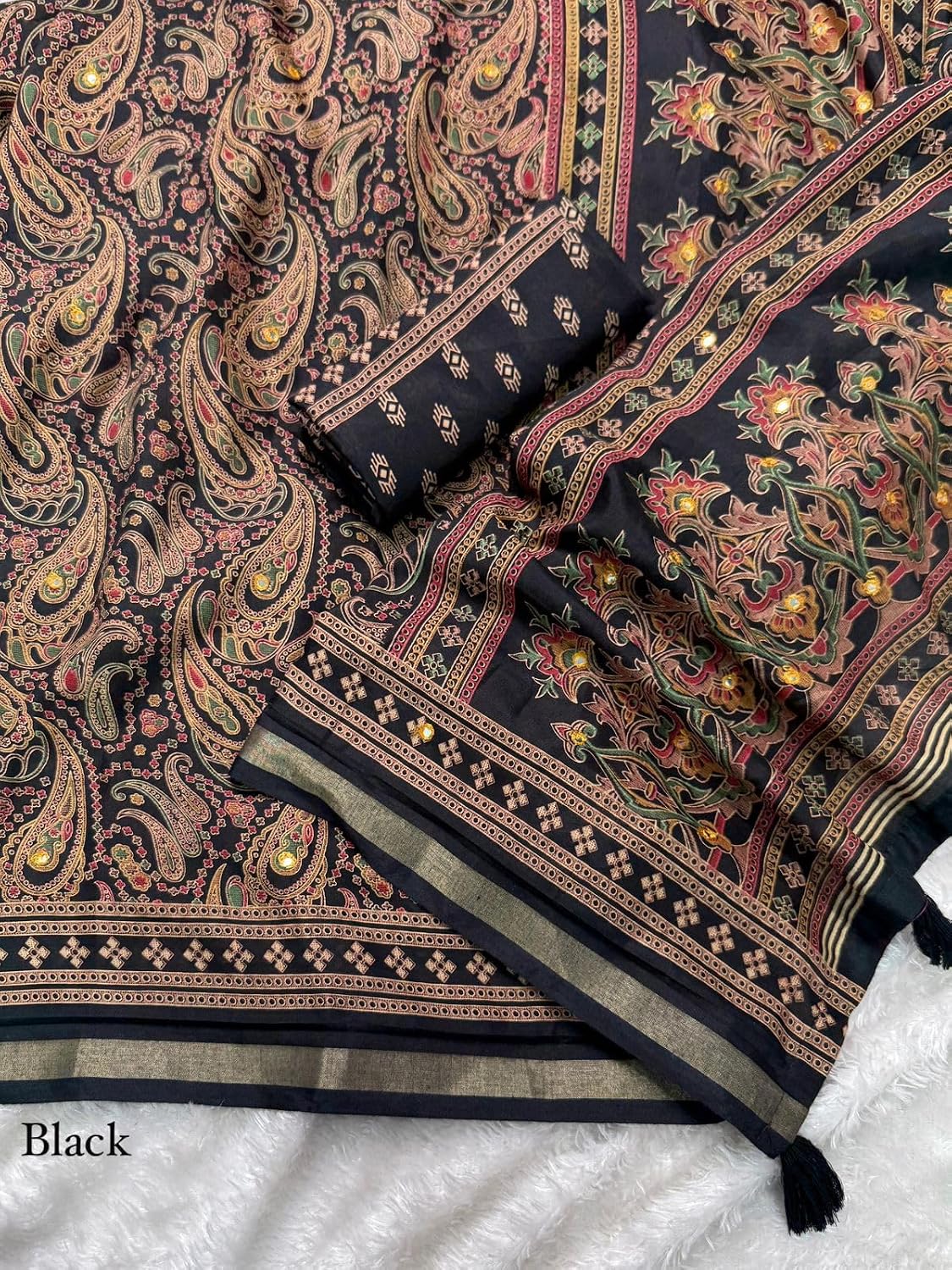 Vasthrlay Traditional Saree in Classic with refined ethnic appeal