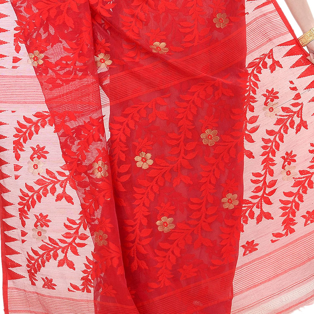 Vasthrlay Traditional Saree in Classic with refined ethnic appeal