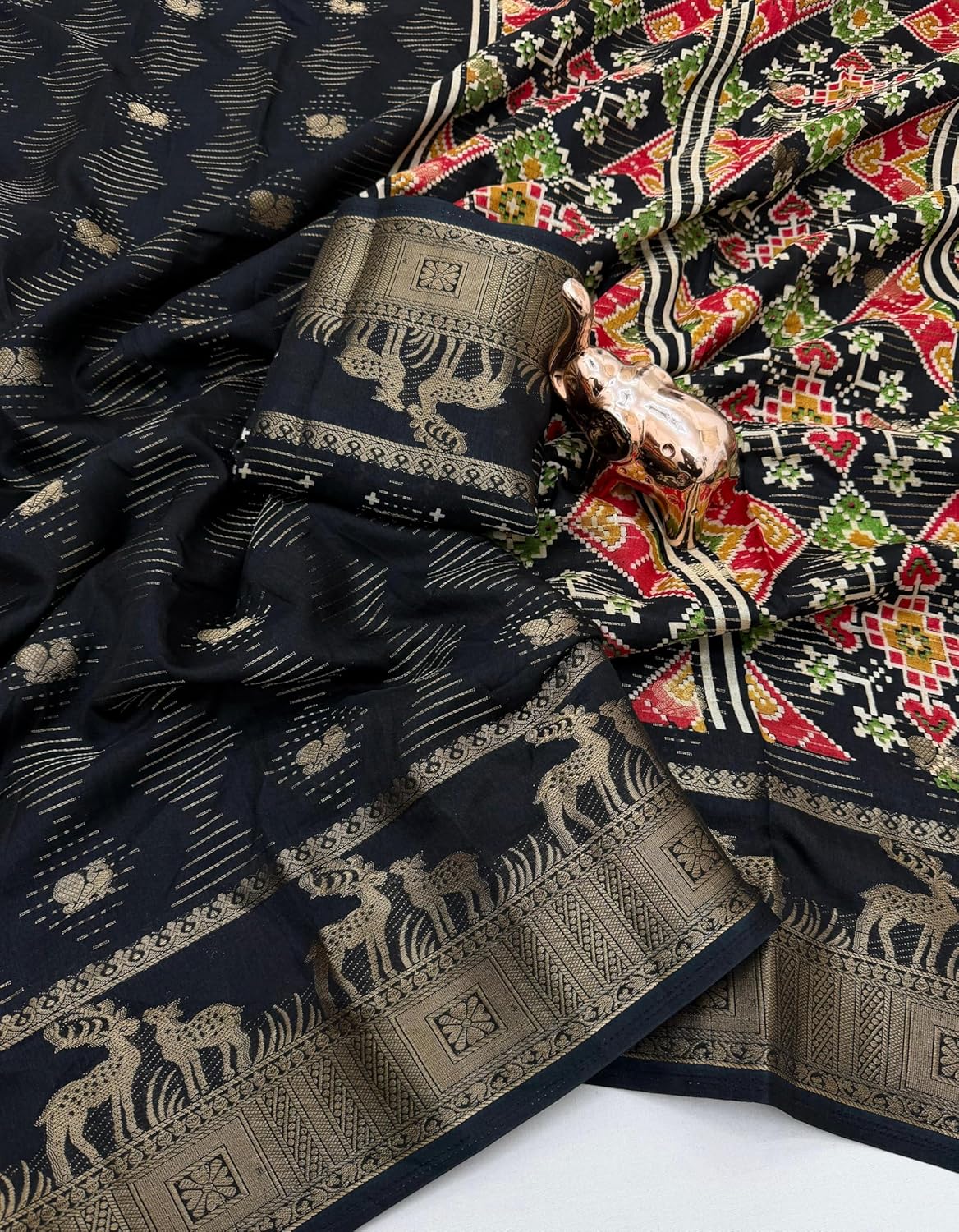 Vasthrlay Kanjivaram Classic Saree with decorative Weaving design