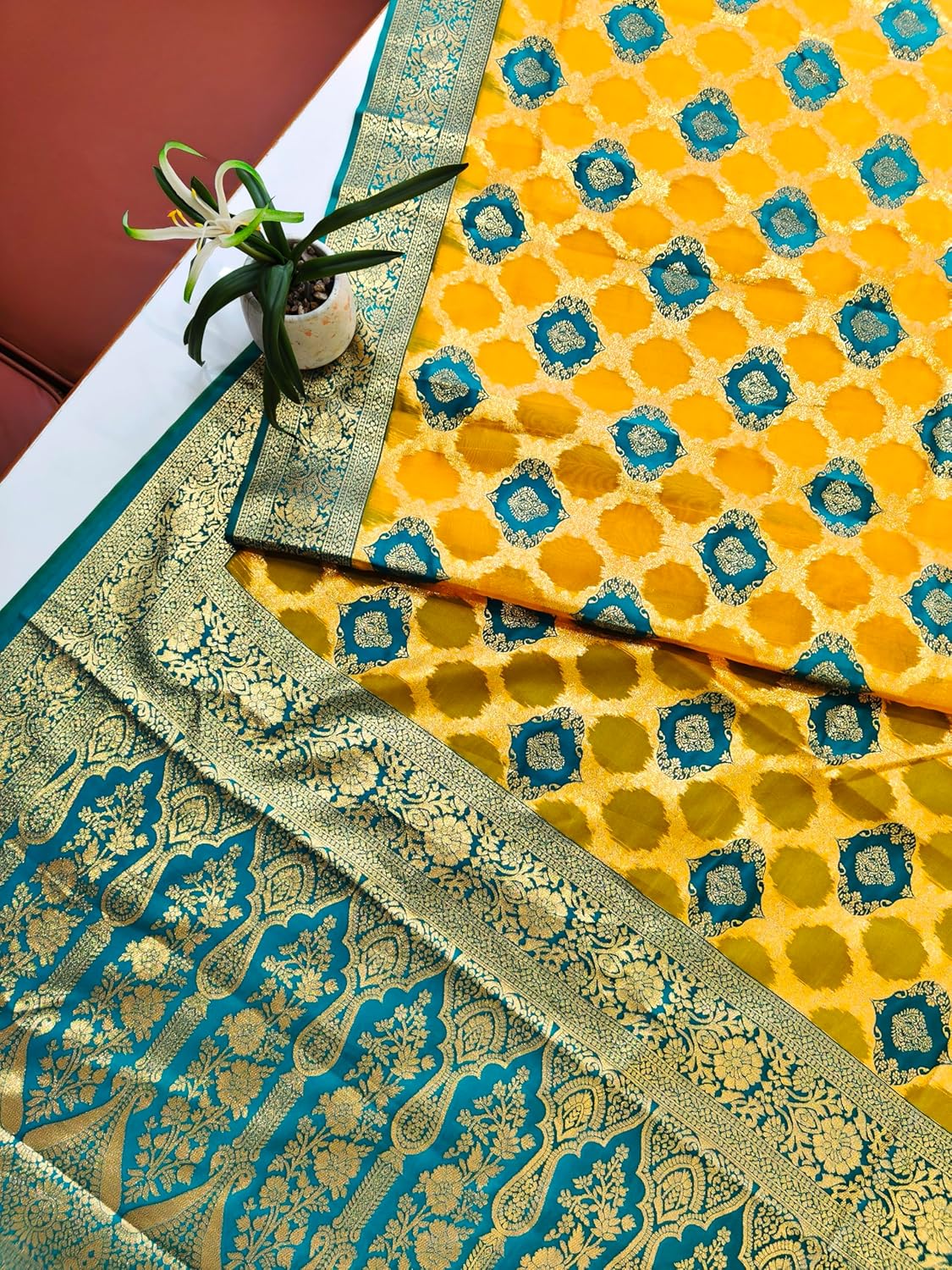 Vasthrlay Banarasi Classic Saree with decorative Weaving design