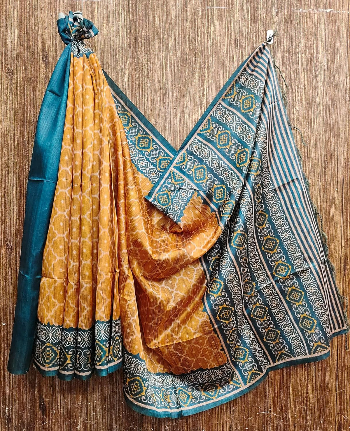 Vasthrlay Classic Traditional Saree with elegant Bandhani styling