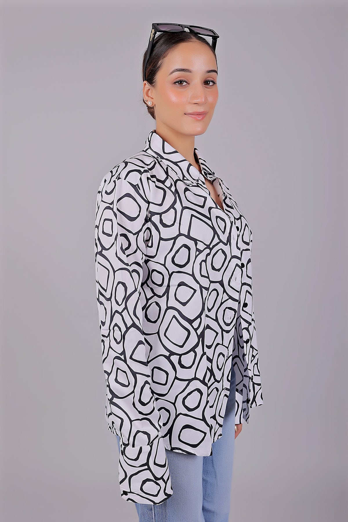 Veshbhoshaa Bluebird Women'S Black And White Printed Satin Shirt - PUSHMYCART