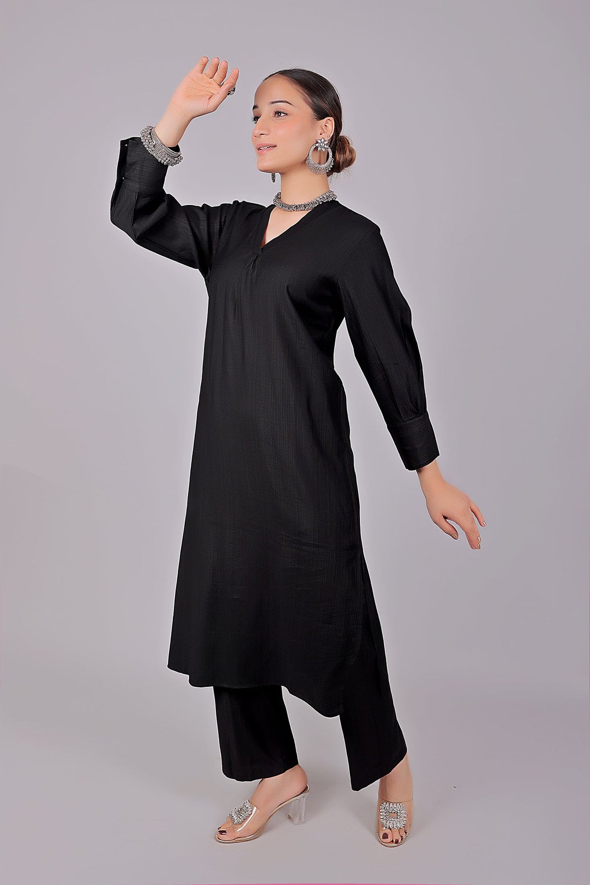 Veshbhoshaa Bluesaanchi Women'S Black Kurti With Trouser Pajama Set - PUSHMYCART