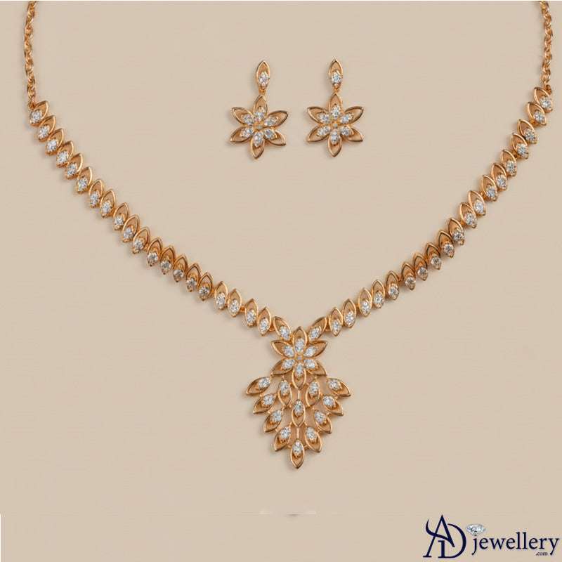 Detail of the marquise-cut chain pattern on the necklace