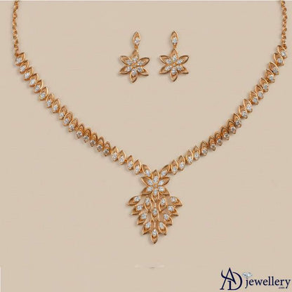 Detail of the marquise-cut chain pattern on the necklace