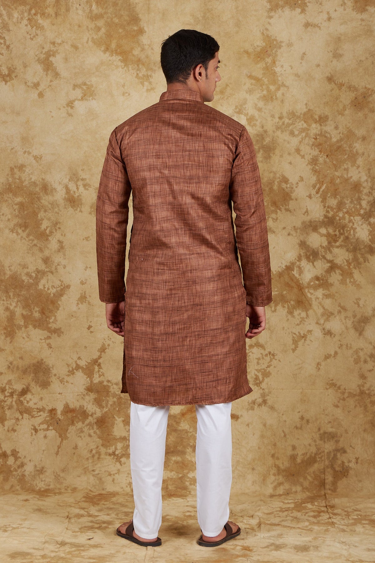 Veshbhoshaa Bluesaanchi Dark Brown Textured Men'S Kurta Set - PUSHMYCART