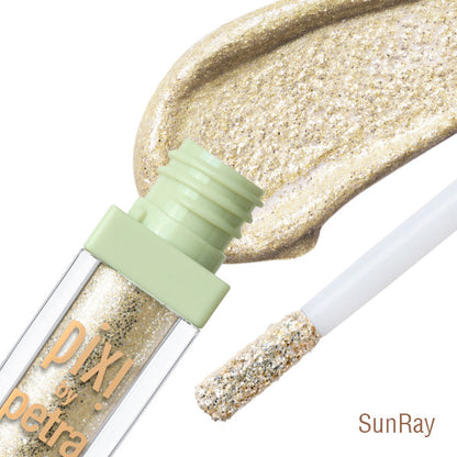 Long-wearing liquid eyeshadow trio for a luminous and sparkling eye look