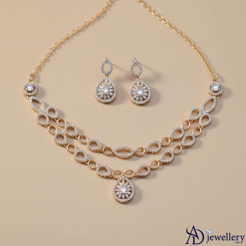 Detail of the marquise-shaped link chain