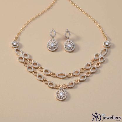Detail of the marquise-shaped link chain