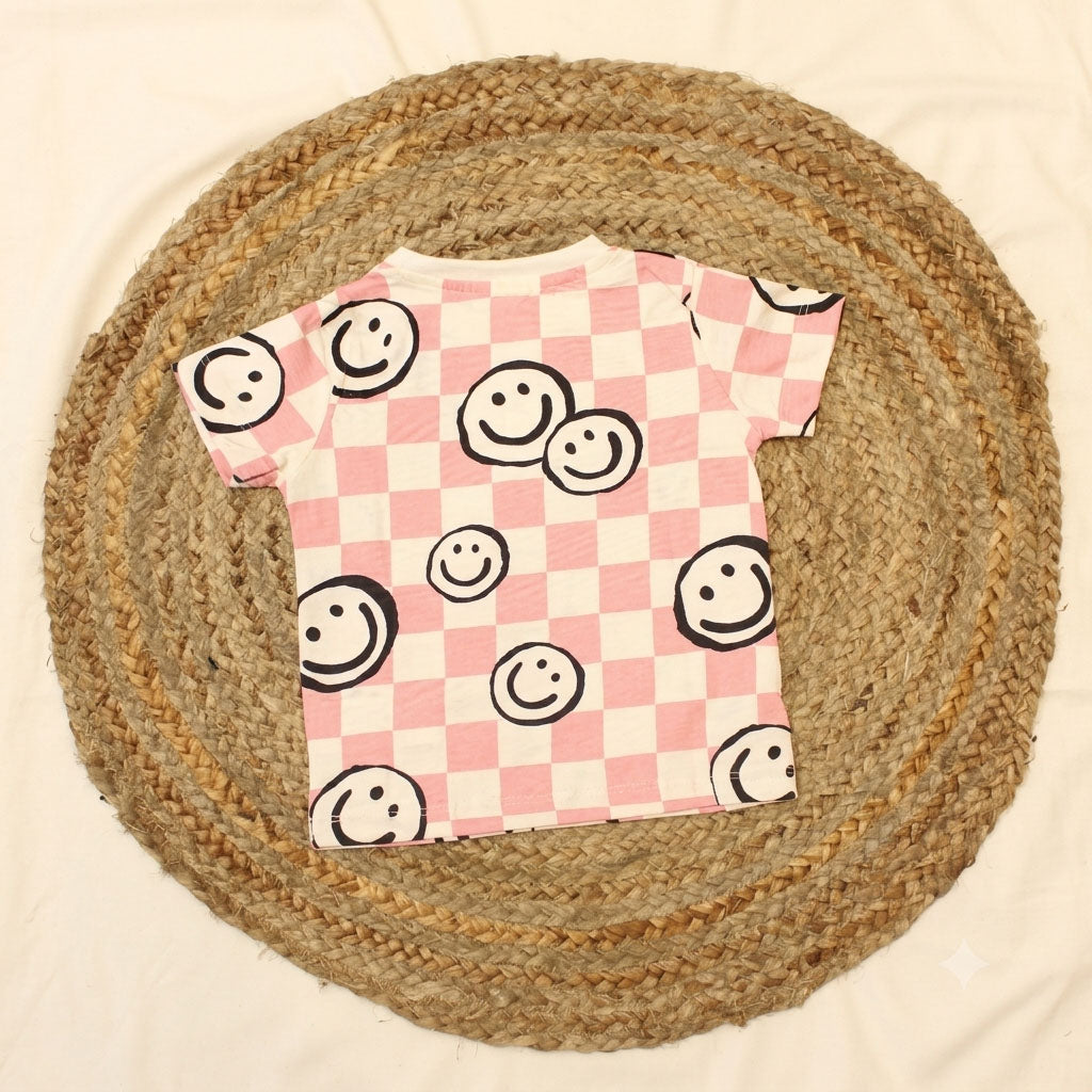 Ribbed white crew neckline of baby t-shirt