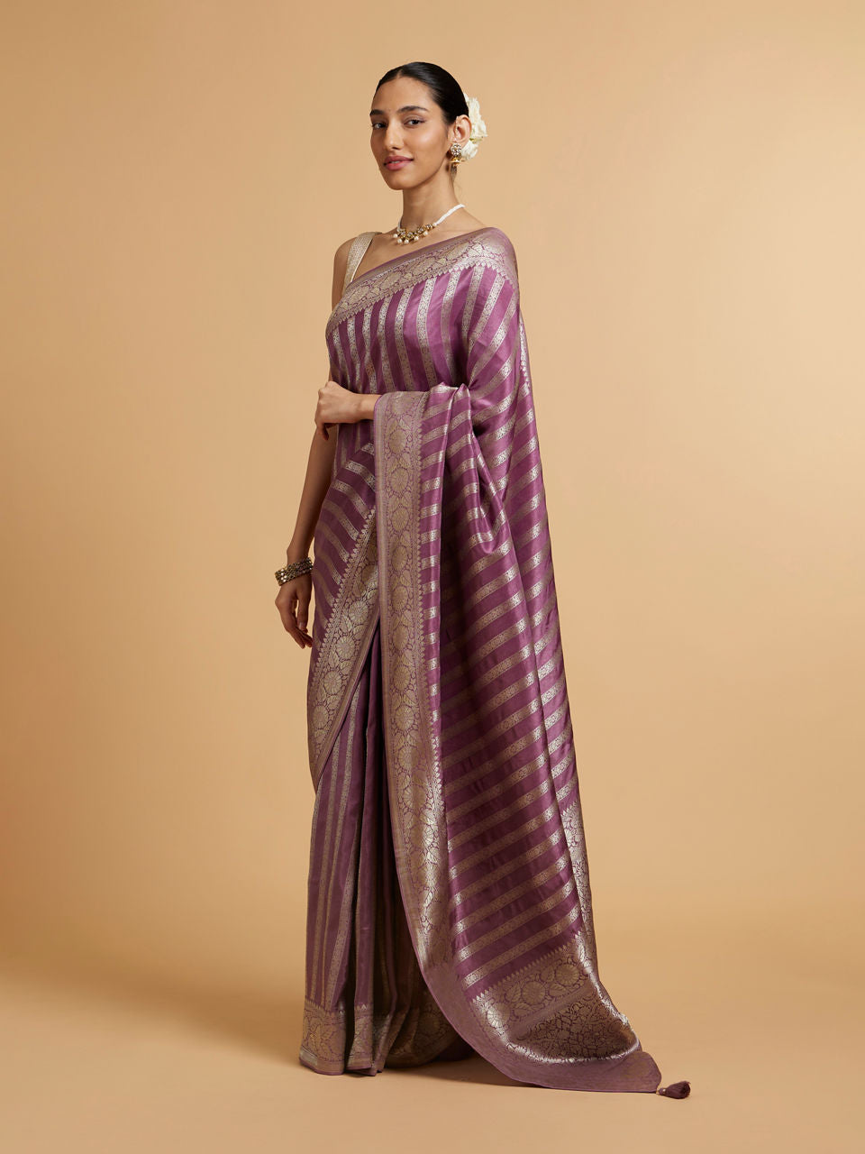 Mohey Dark Purple Floral Patterned Saree - view 3