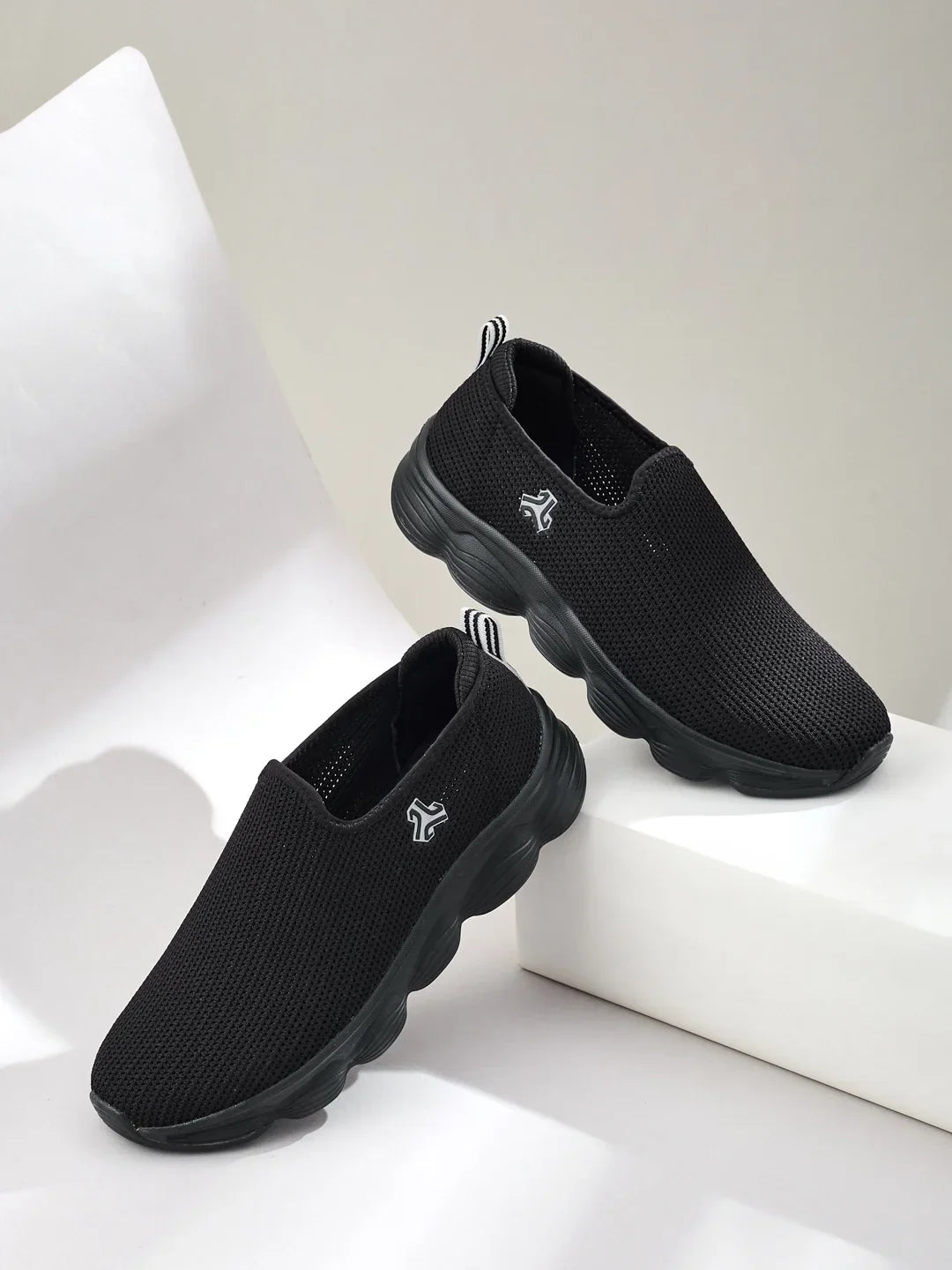 Campus STRIVE Black Mens Walking Shoes
