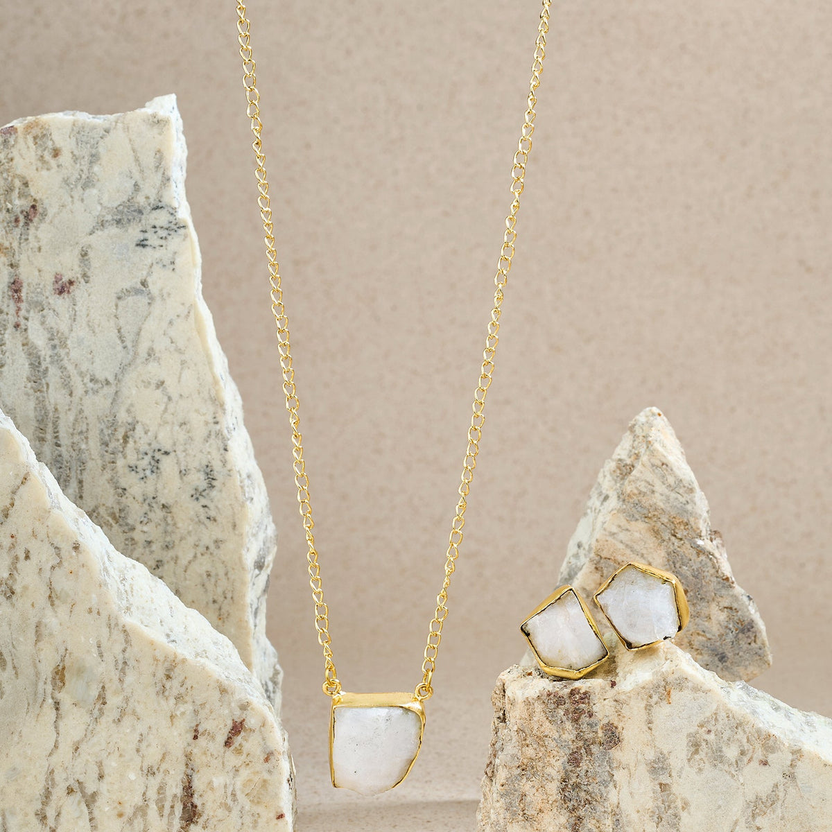 Joker and Witch Soléa White Natural Stone Necklace Set