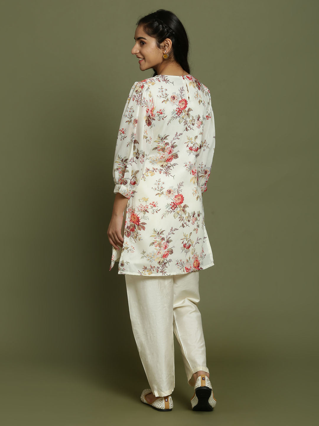 Yuva VASTRAMAY Girls Cream Floral Printed Kurta With Cream Pant Set - PUSHMYCART